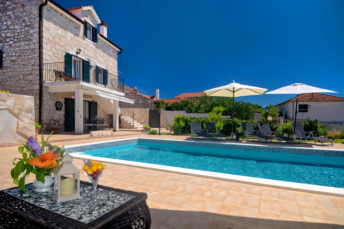Stone Villa Nikola with heated pool
